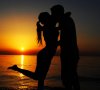 beach-kiss-love-summer-sunset-Favim.com-93131.jpg